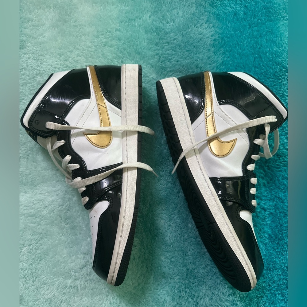 AIR JORDAN 1 RETRO MID SE PATENT BLACK GOLD Men's 11.5 - Picture 3 of 15